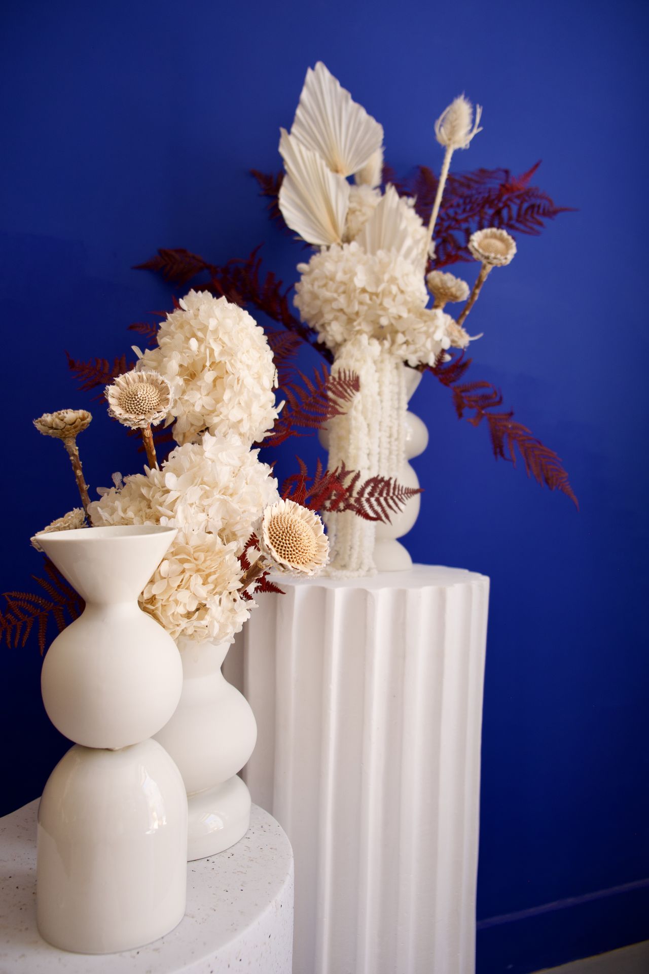 vase blanc avec fleur