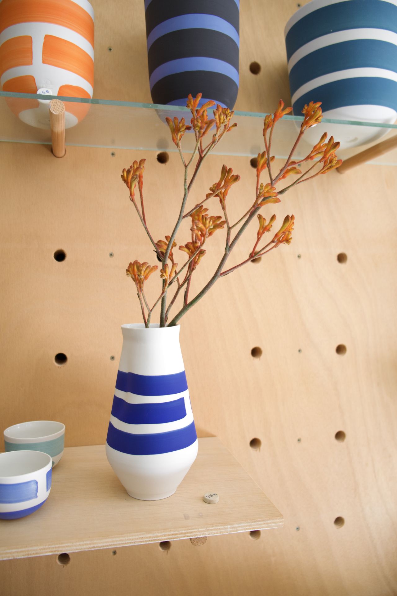 vase bleu et blanc fleur orange