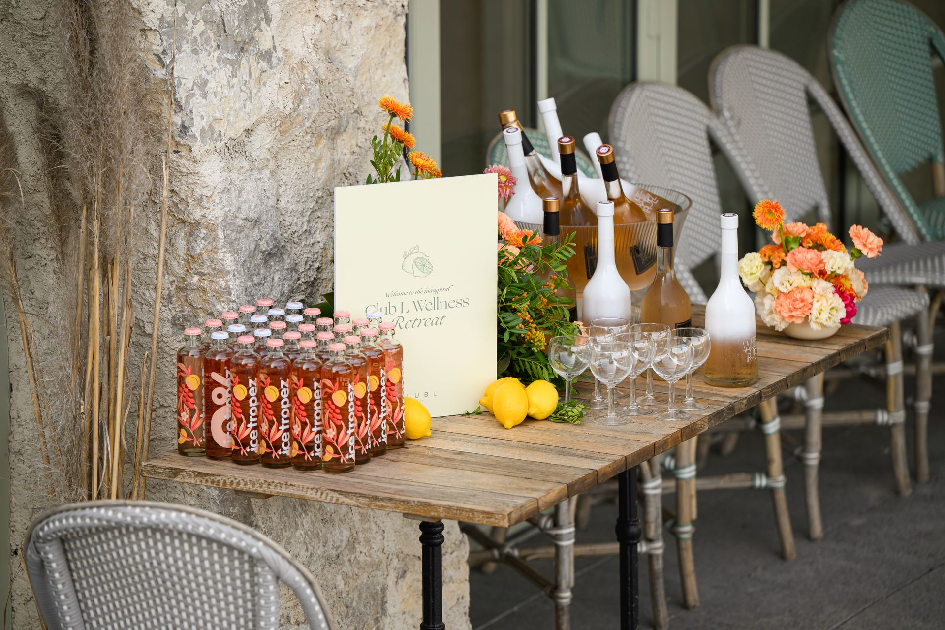 Scénographie florale sur table et cocktails