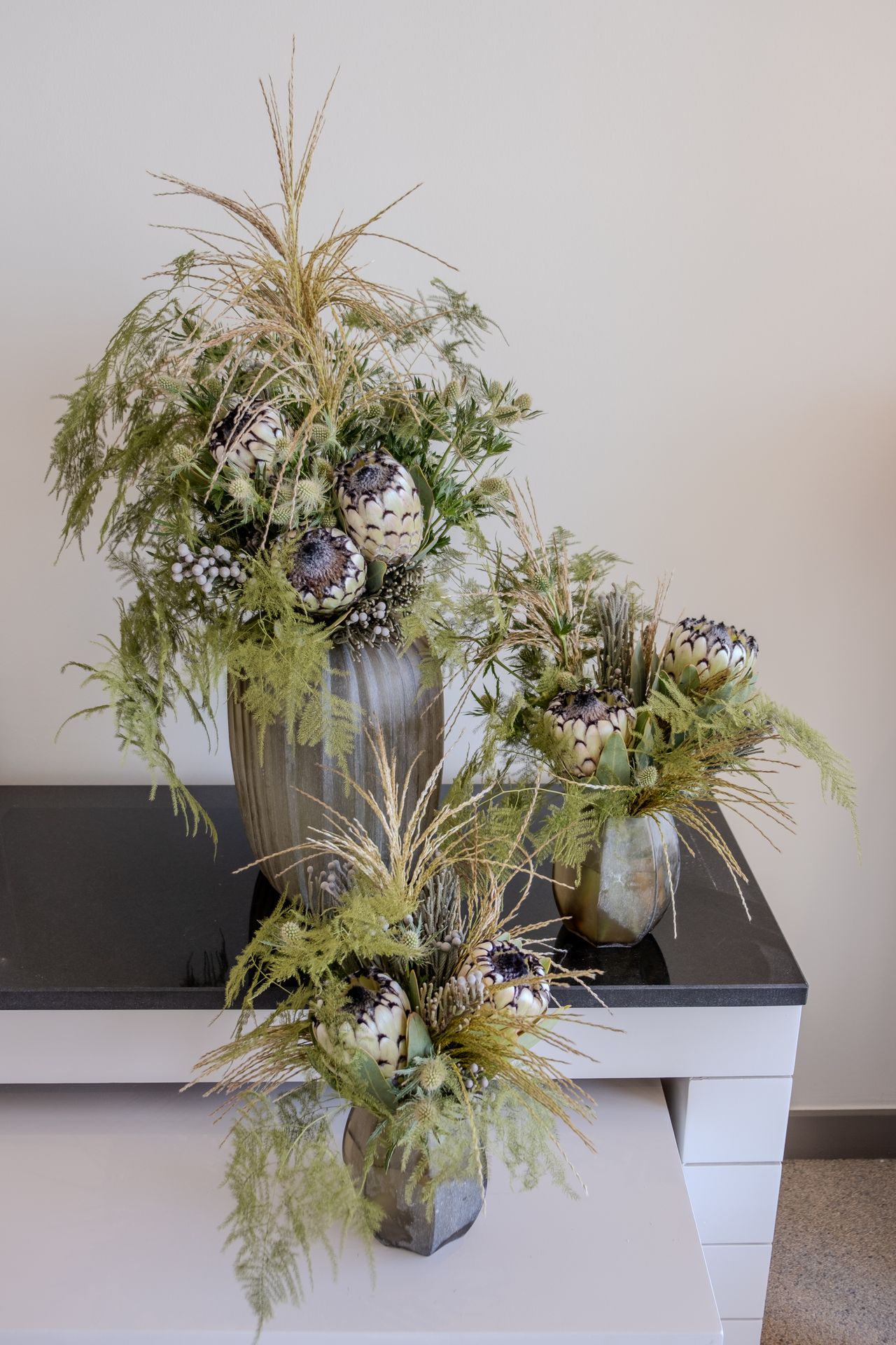  trois bouquets de fleurs violet et blanche