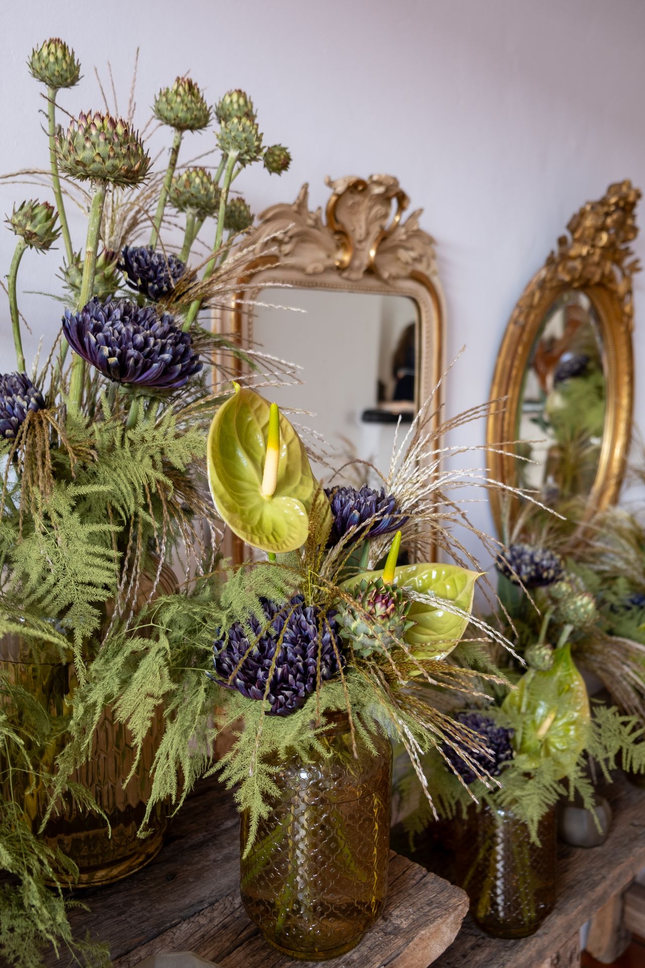 bouquets de fleurs verte et bleu foncé sur table en bois