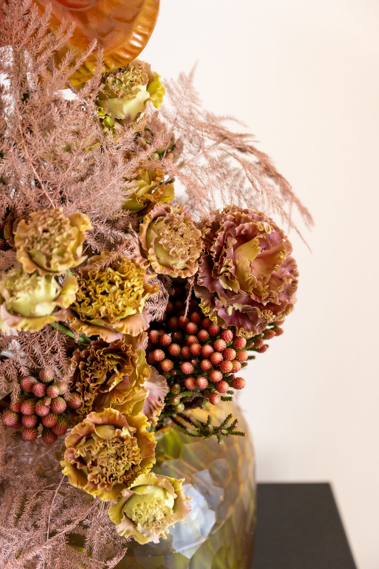 Un bouquet de fleur rouge avec un anthurium et un mur blanc