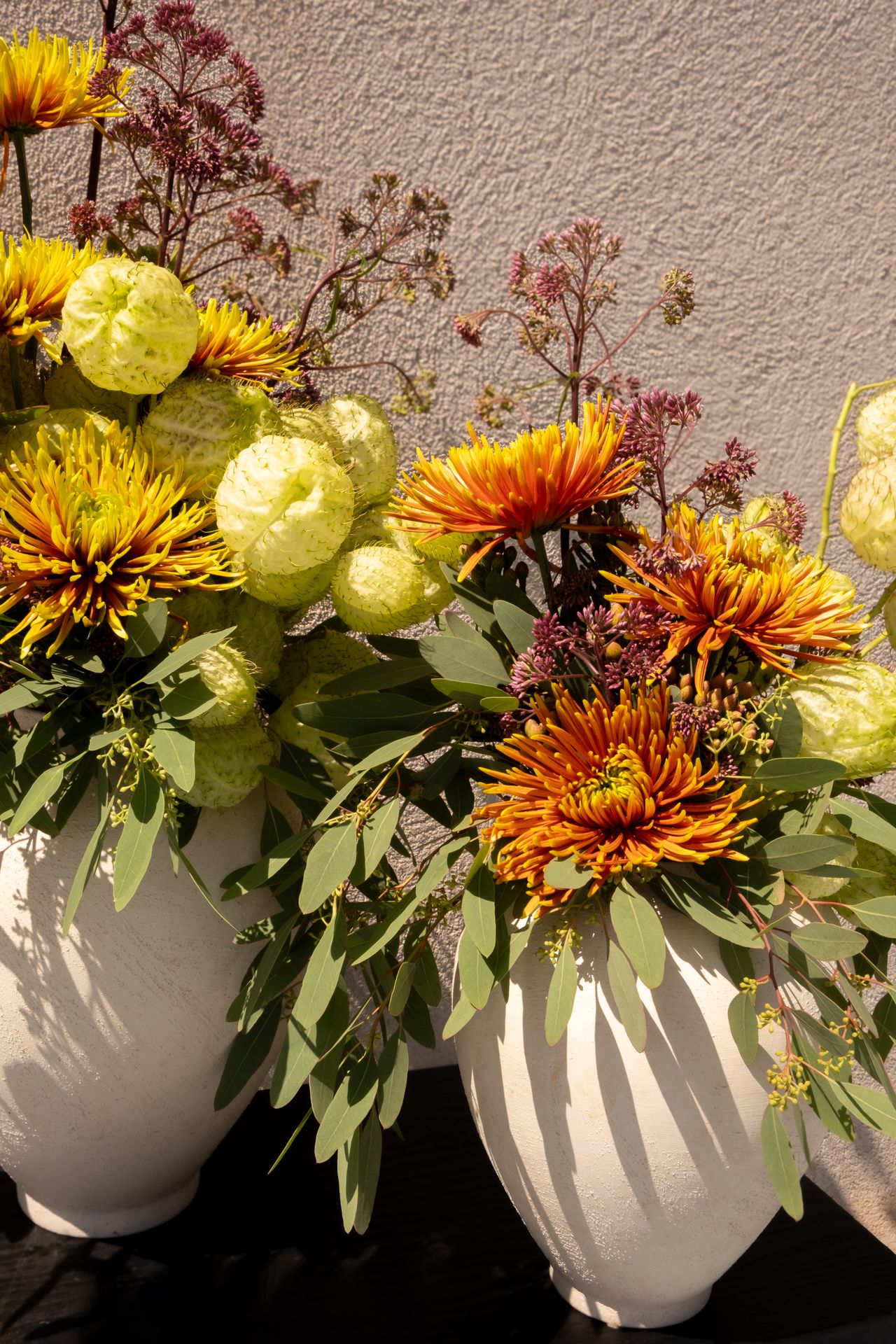 deux bouquets de fleurs jaune et vert sur table noir