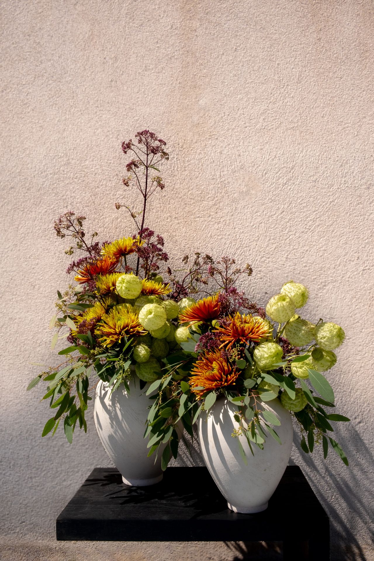 deux bouquets de fleurs jaune et vert sur table noir