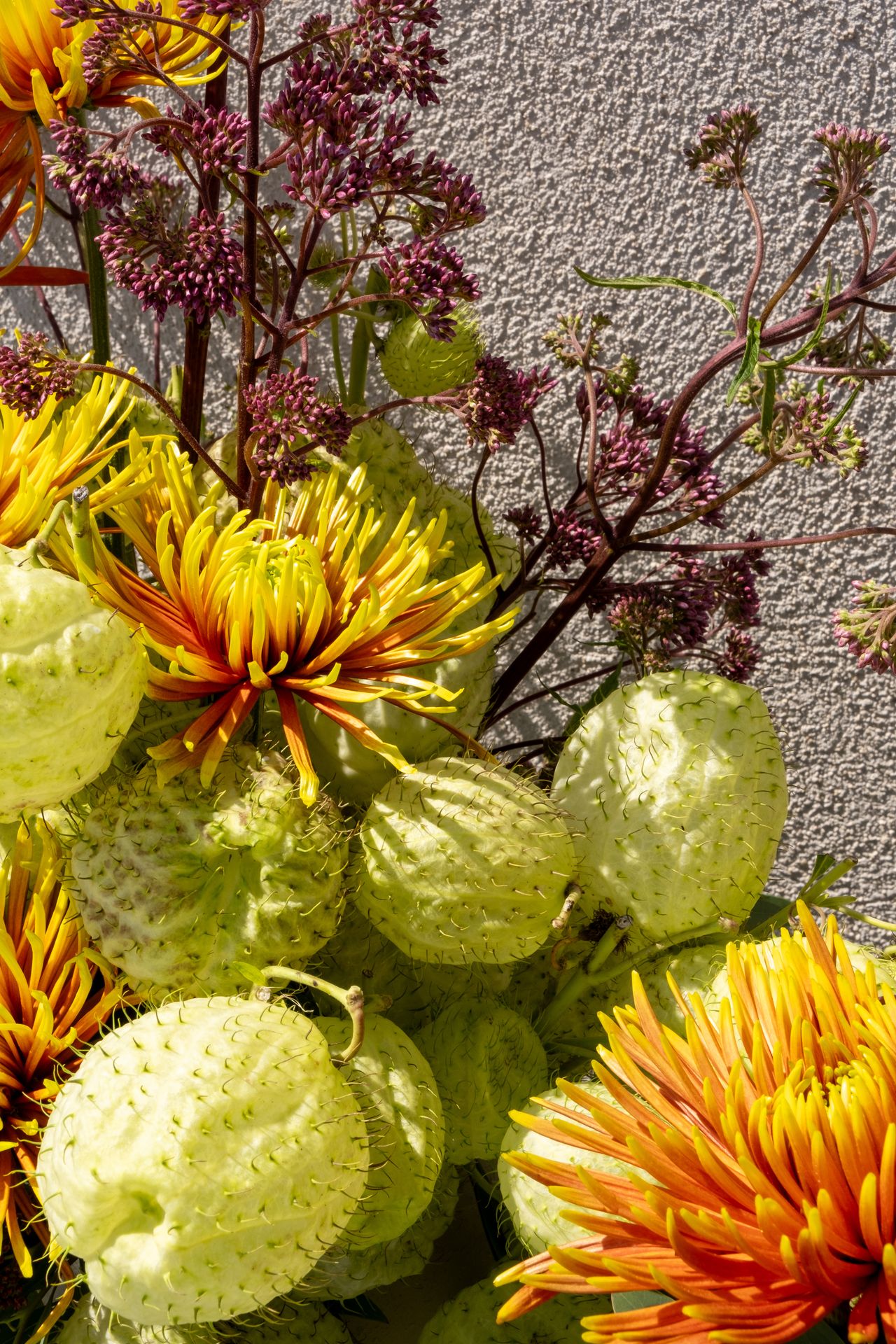Un bouquet jaune et vert sur table noir