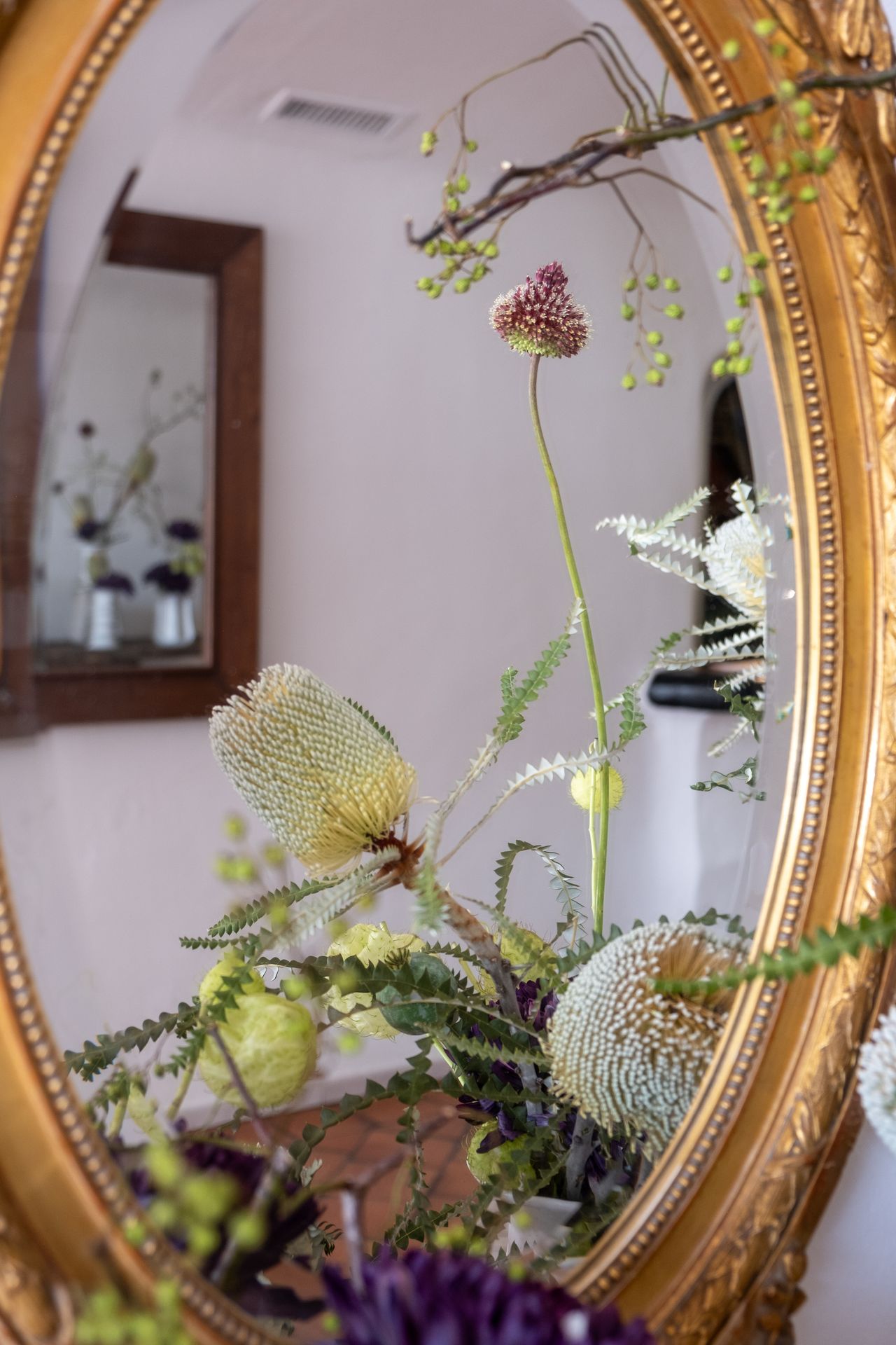 Un bouquet de fleur blanc à travers un miroir