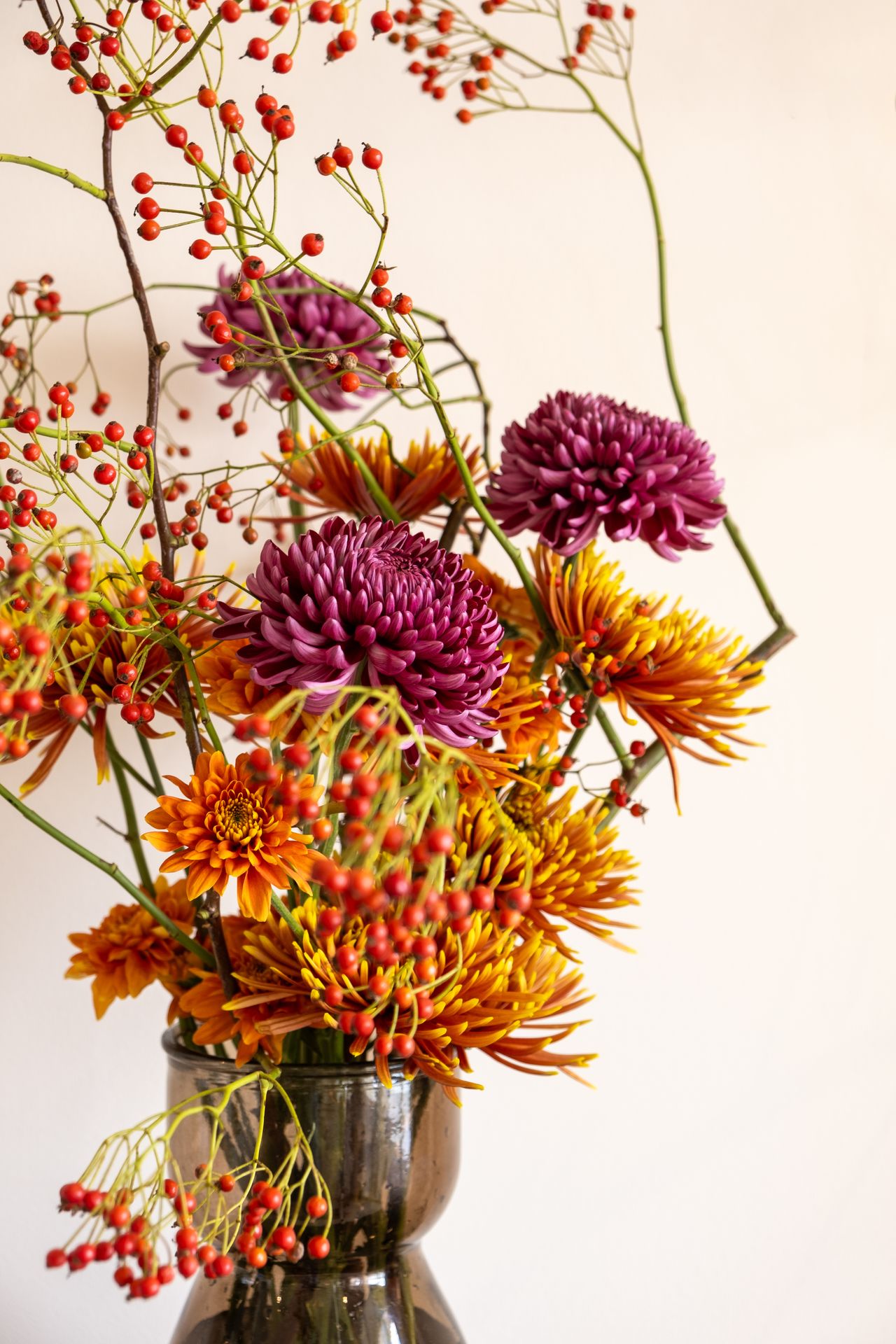 Un bouquet de fleur jaune et rose sur table noir et mur blanc