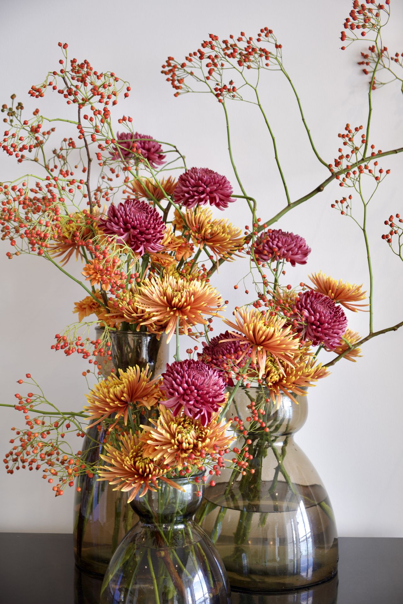 trois bouquets de fleurs de couleur jaune et rose