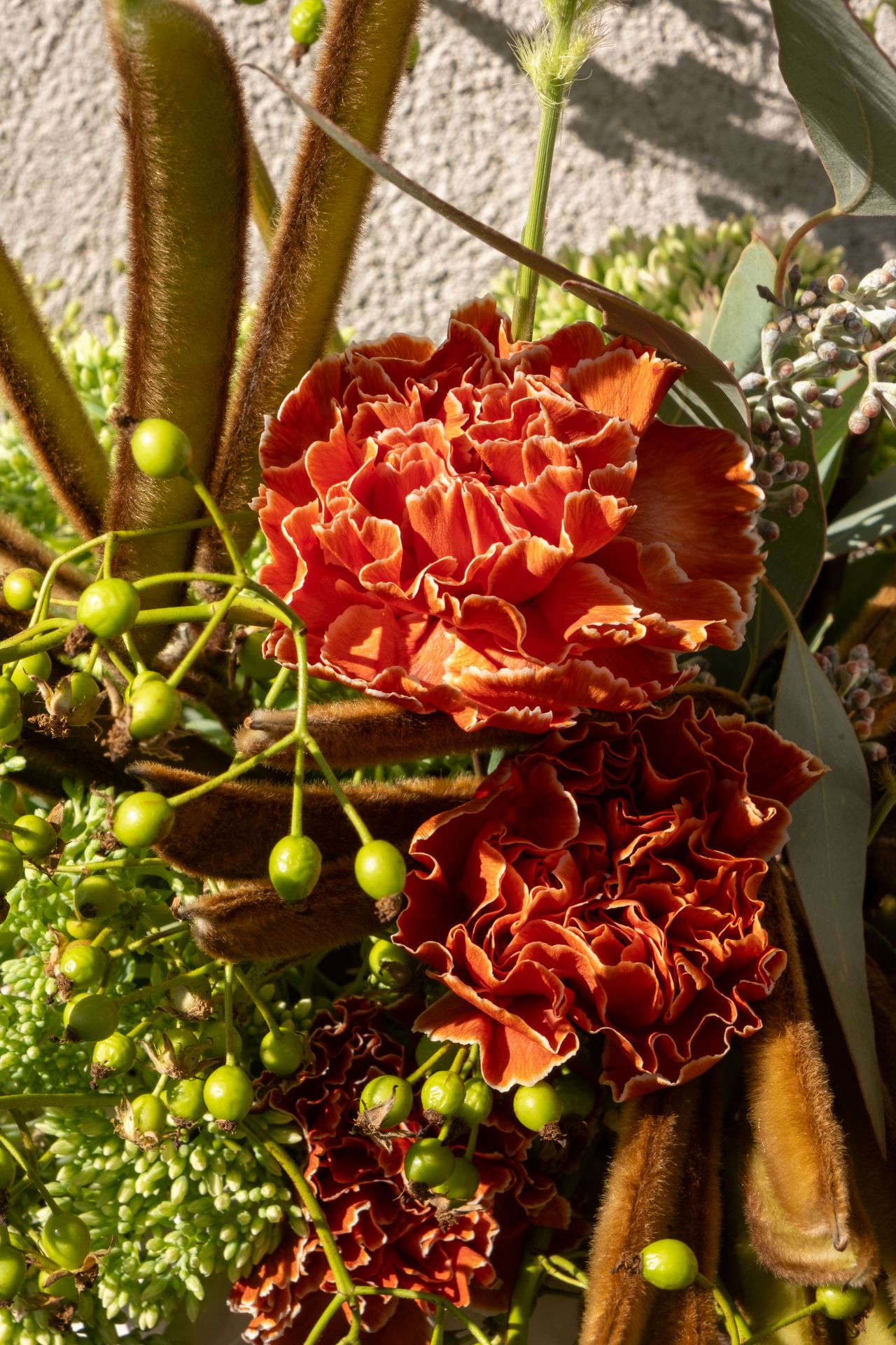 Un bouquet de fleur vert et rouge