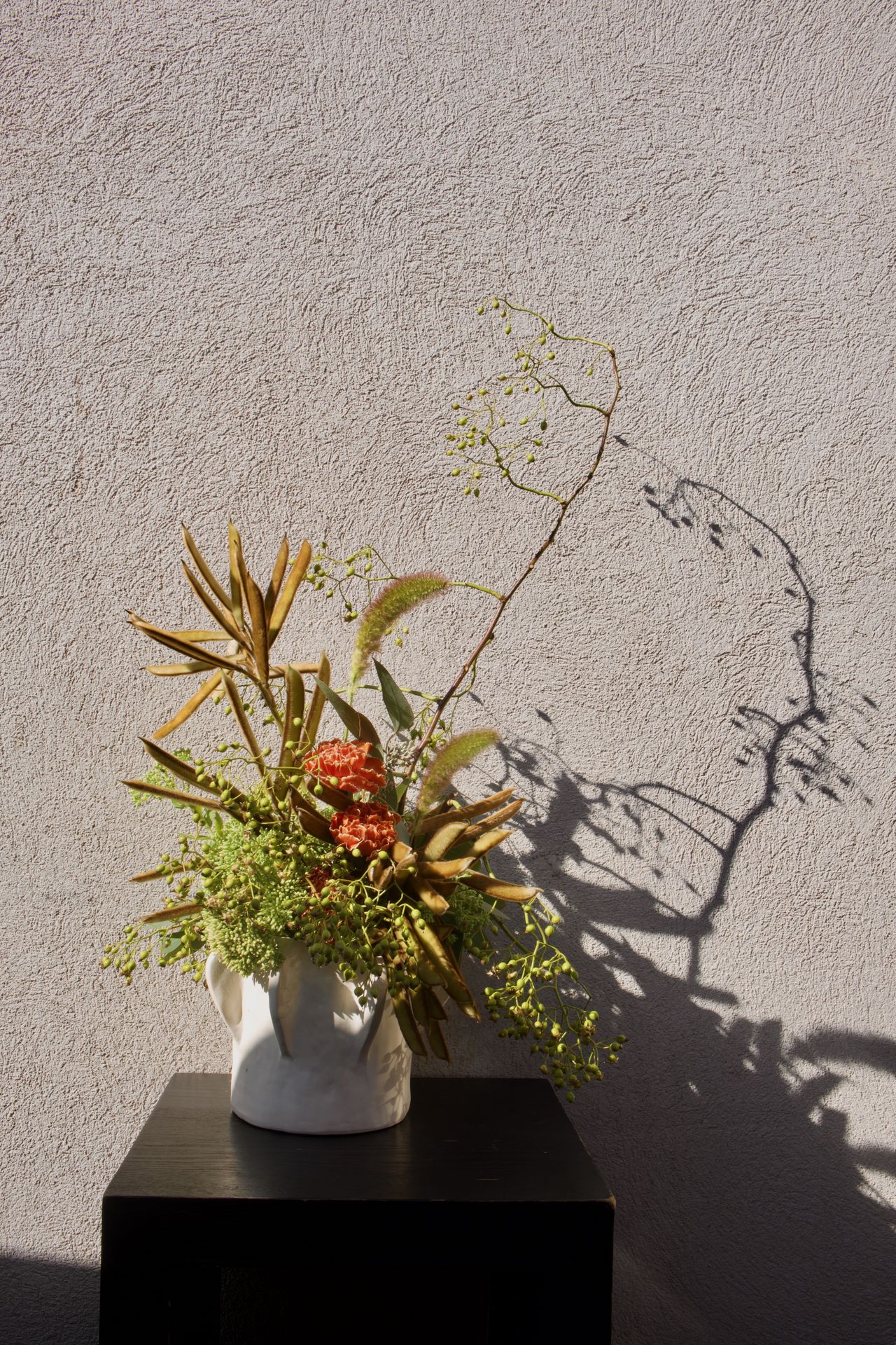 Un bouquet de fleur vert et rouge sur table noir