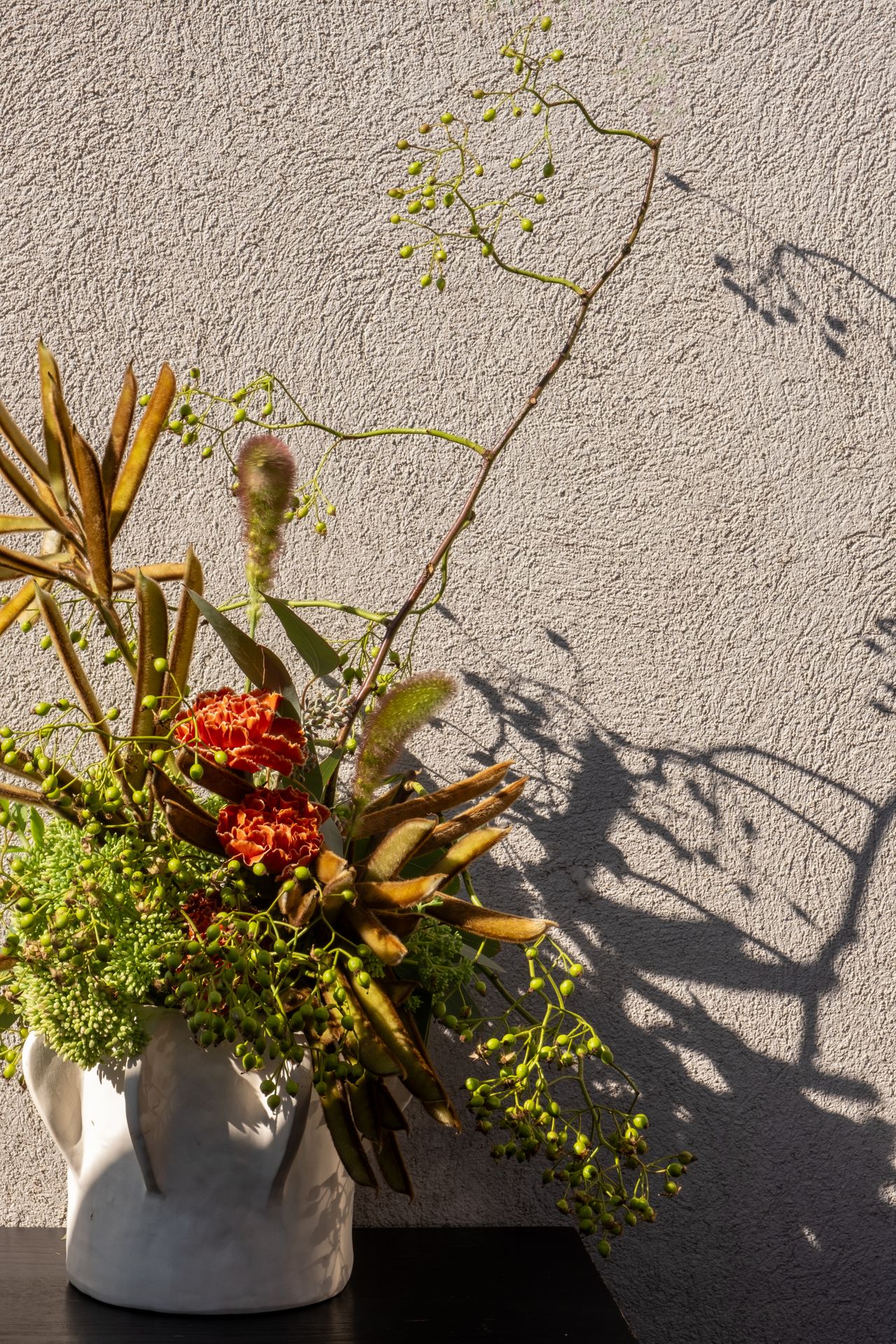 Un bouquet de fleur vert et rouge sur table noir